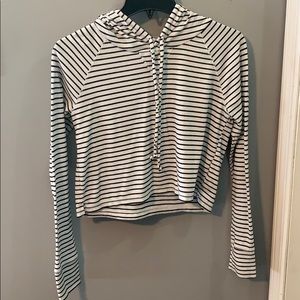 Cropped hooded long sleeve shirt